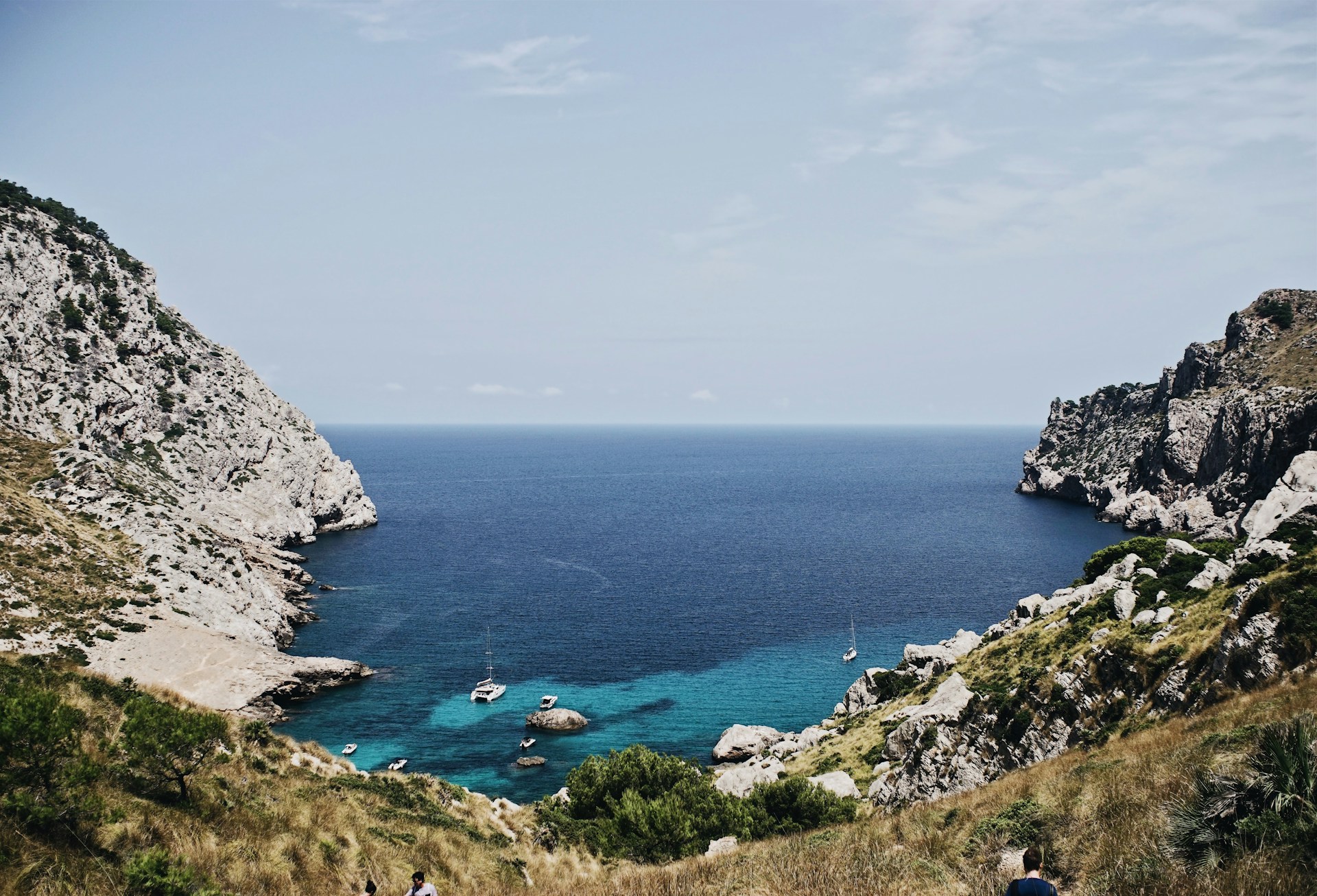 Wunderschöne felsige Buchten säumen das türkisblaue Meer der Baleareninsel Mallorca - Pauschalurlaub für GenieYer.