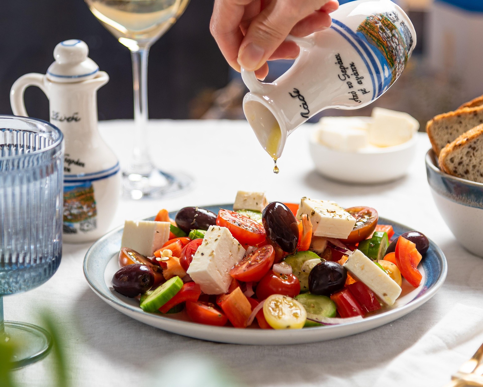 Genießen Sie die mediterrane Küche während Ihres Last-Minute-Urlaubs in Griechenland.