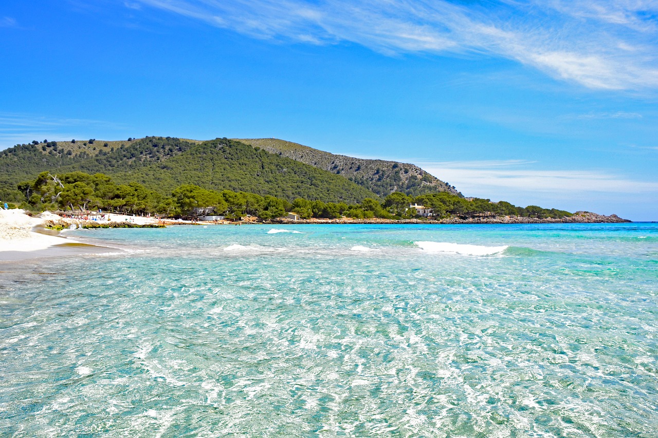 Glasklares Wasser und dem Himmel so nah: Das erleben Sie auf Ihrer Super-last-minute-Reise nach Mallorca.