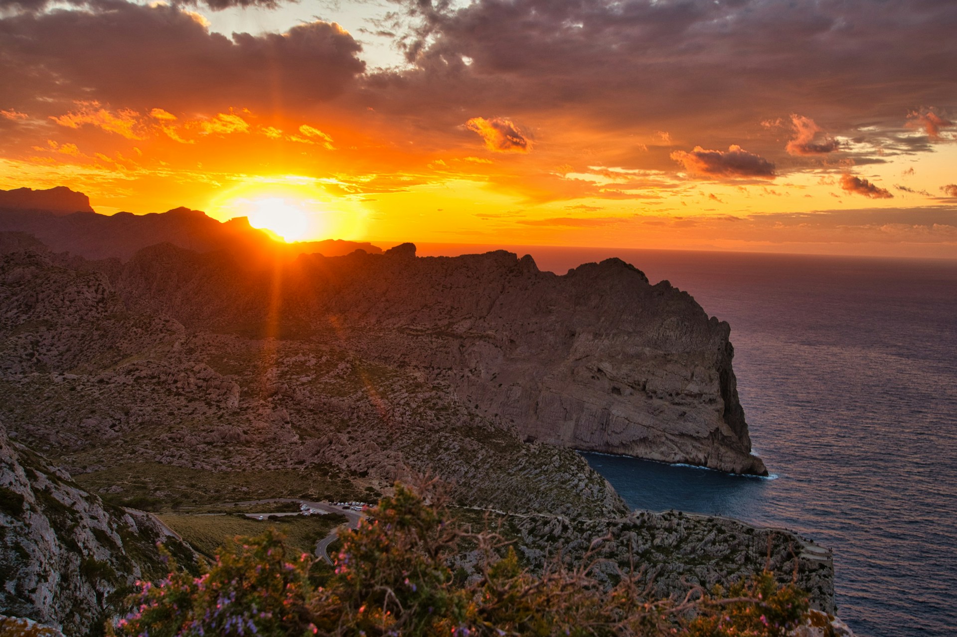 Atemberaubende Sonnenuntergänge an Mallorcas felsenreicher Küste